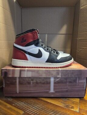 Jordan Boys High-Top Sneakers in Black/White/Red